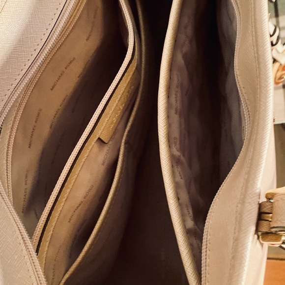 Michael Kors Jet Set Travel Tote - Picture 6 of 14